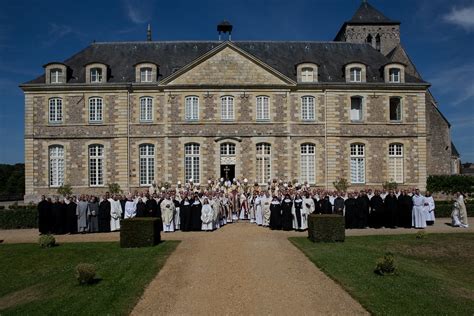 L'Abbaye d'Ussel: Immersed in History and Adorned with Majestic Architecture!