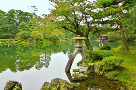 Kenrokuen Garden: สวนแห่งความงดงามที่สัมผัสได้ถึงจิตวิญญาณของญี่ปุ่นโบราณ!