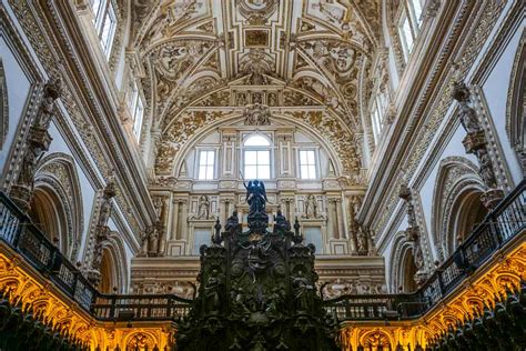  Mezquita-Cathedral of Córdoba: A Harmonious Fusion of Faith and Architecture!